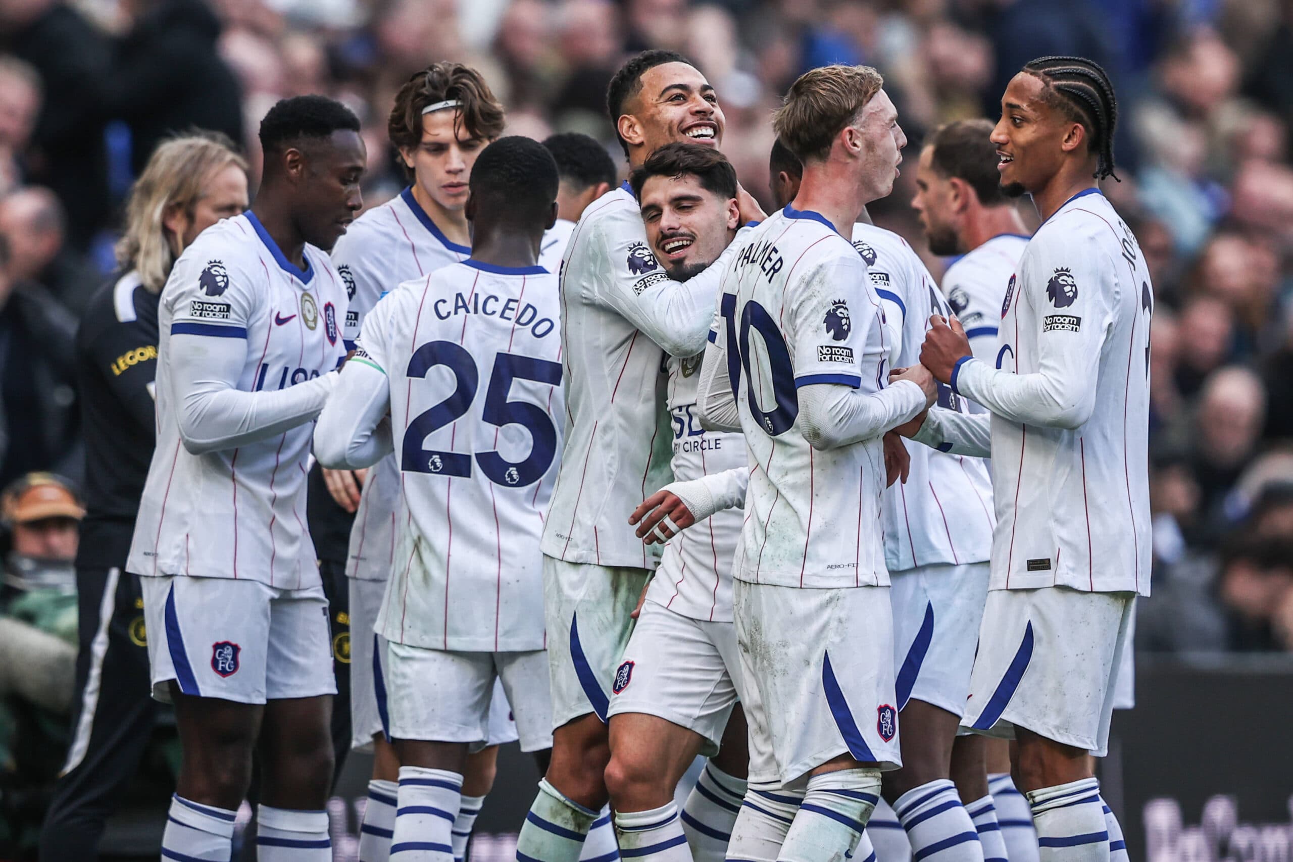 Chelsea players celebrate vs Everton